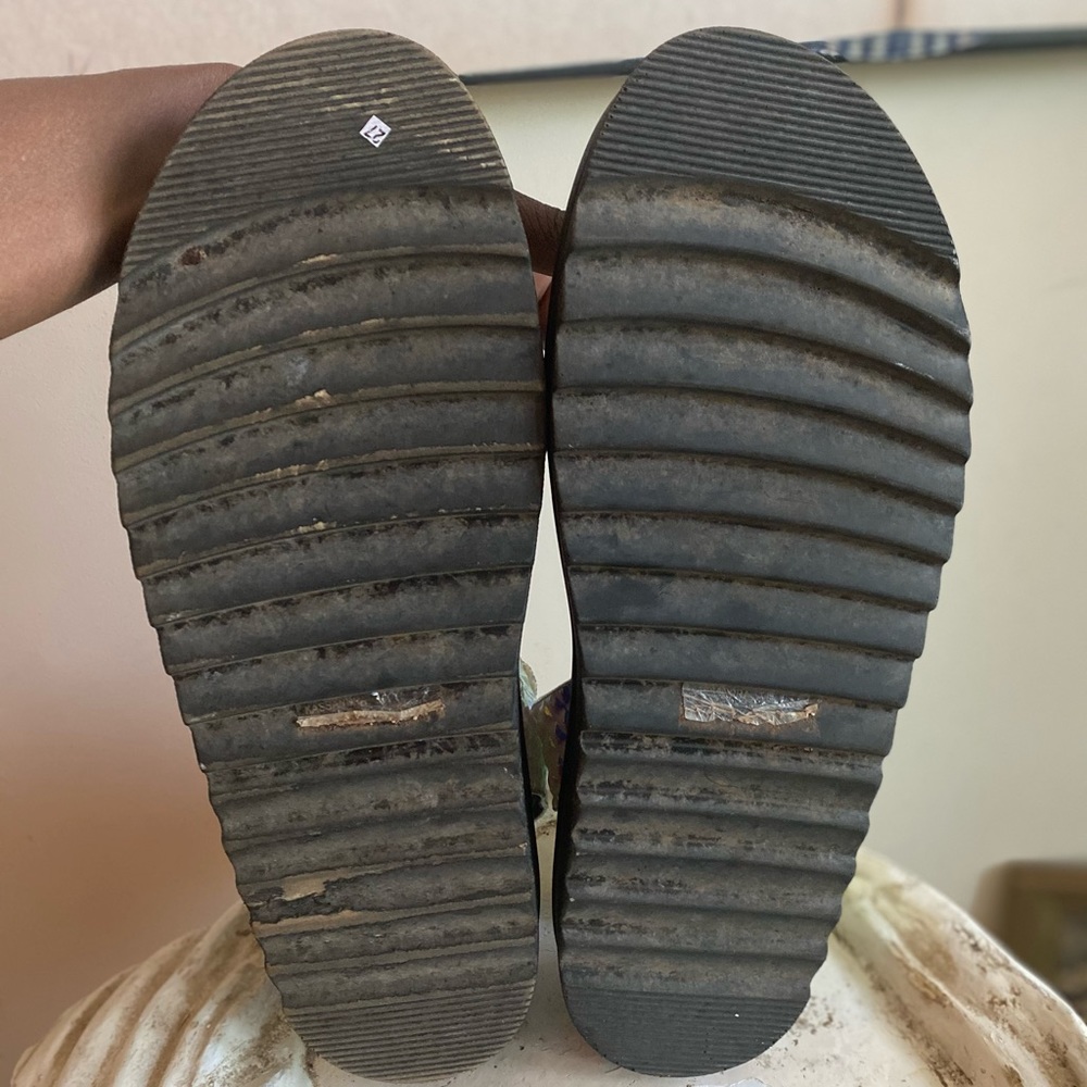 Privileged Shoes - Picture 2 of 3